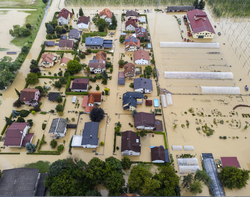 Luftaufnahme einer überfluteten Stadt mit überfluteten Straßen und Häusern