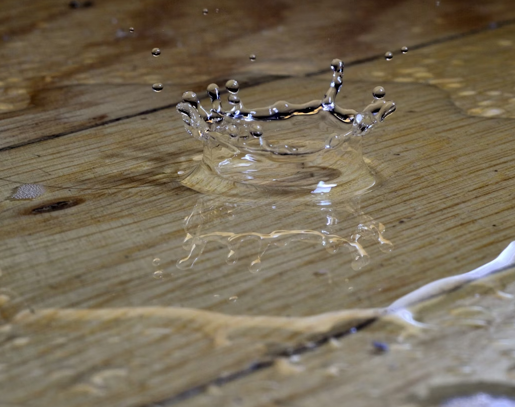 Wasser tropft auf den Boden und zeigt einen Wasserschaden